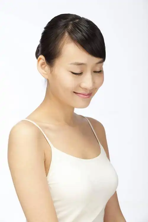 东方人,五官,眼睛,脸颊,头发,一个人,微笑,竖图,彩色,室内,白天,白色