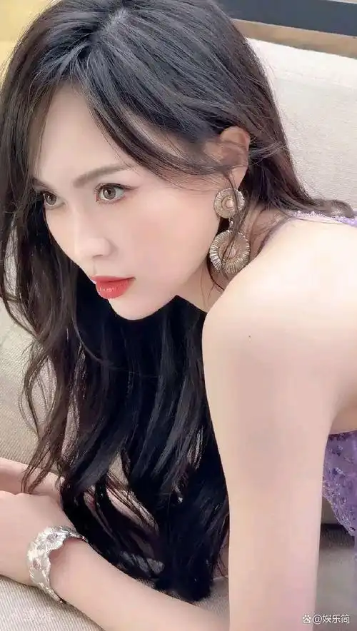 唐嫣巴黎时装周惊艳亮相,紫色小礼裙温柔美艳