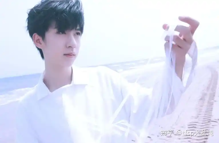 贺峻霖近海狂想拍摄高清壁纸