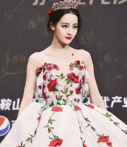 上海这一夜,扯下了迪丽热巴的最后一丝"体面"_造型_带着_衣服