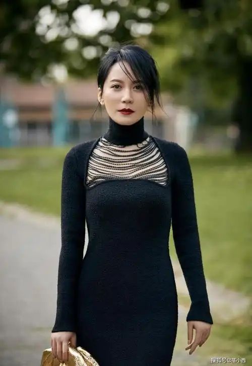 俞飞鸿真是50岁女人的骄傲穿渐变裙走机场显瘦不说气质更高级