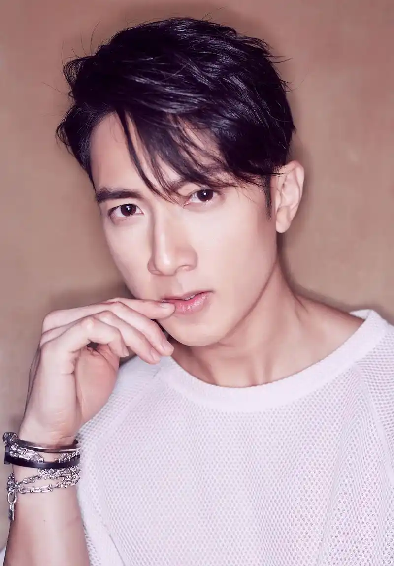 组图男神不老吴尊一身白衣眼神迷人随便一拍都是大片