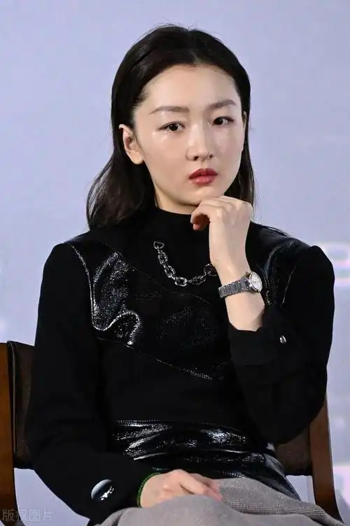 周冬雨别扮大人了穿针织小黑裙留披肩发太老气少了灵动美