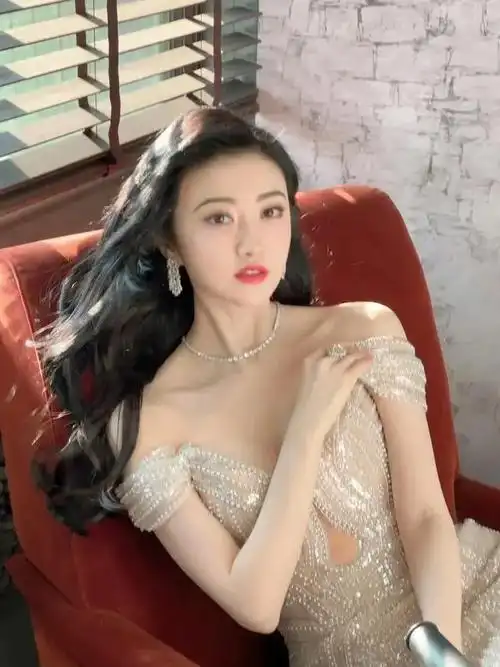 景甜深v一字肩礼服大秀事业线侧卧在地姿势慵懒时尚迷人令人着迷