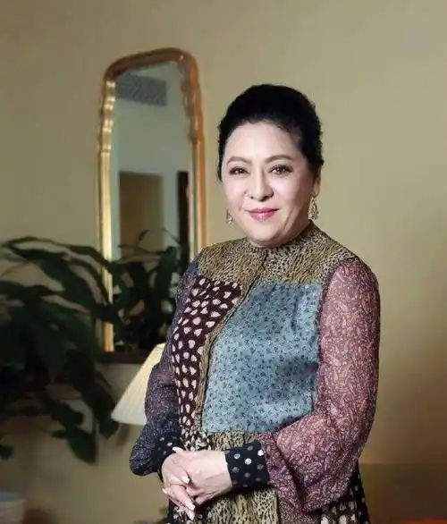 向太不愧是"富婆",穿蕾丝衬衫戴八颗珍珠项链,谁能更显高贵_陈岚_气质