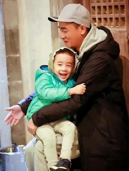 陈小春一家四口合照流出,父子仨共用一张脸,网友:基因太强大了