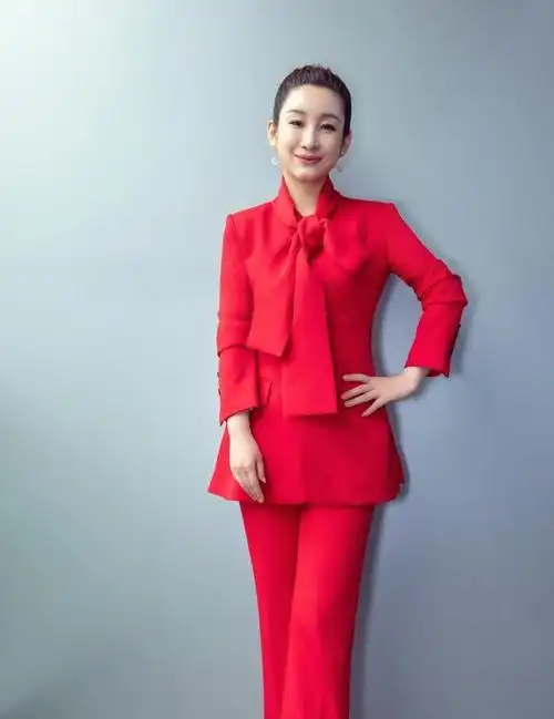 41岁秦海璐新造型好帅气!穿西装梳大背头秒变女总裁,气场真强大