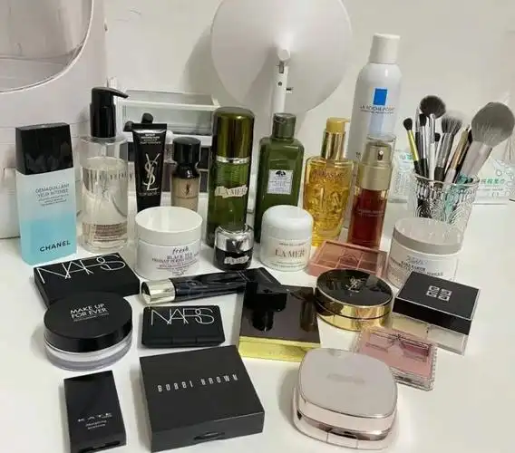 这还是前两天闺蜜买了一堆化妆品,全都是名牌真的全部白给!