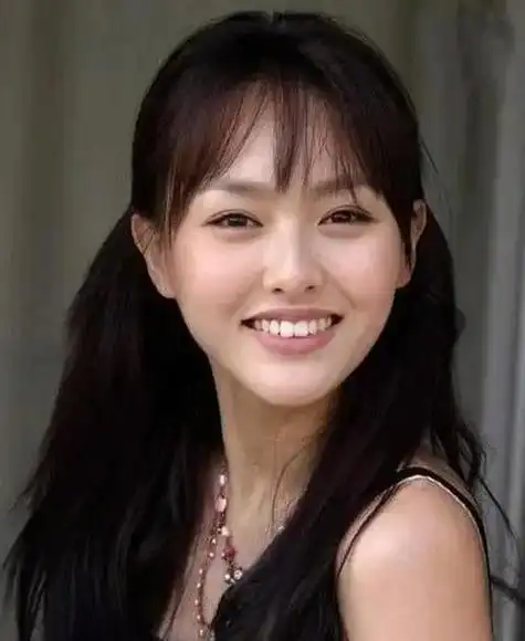 众所周知,曾志伟在拍摄影视作品时,常以"痴情男角"的形象示人,此次的