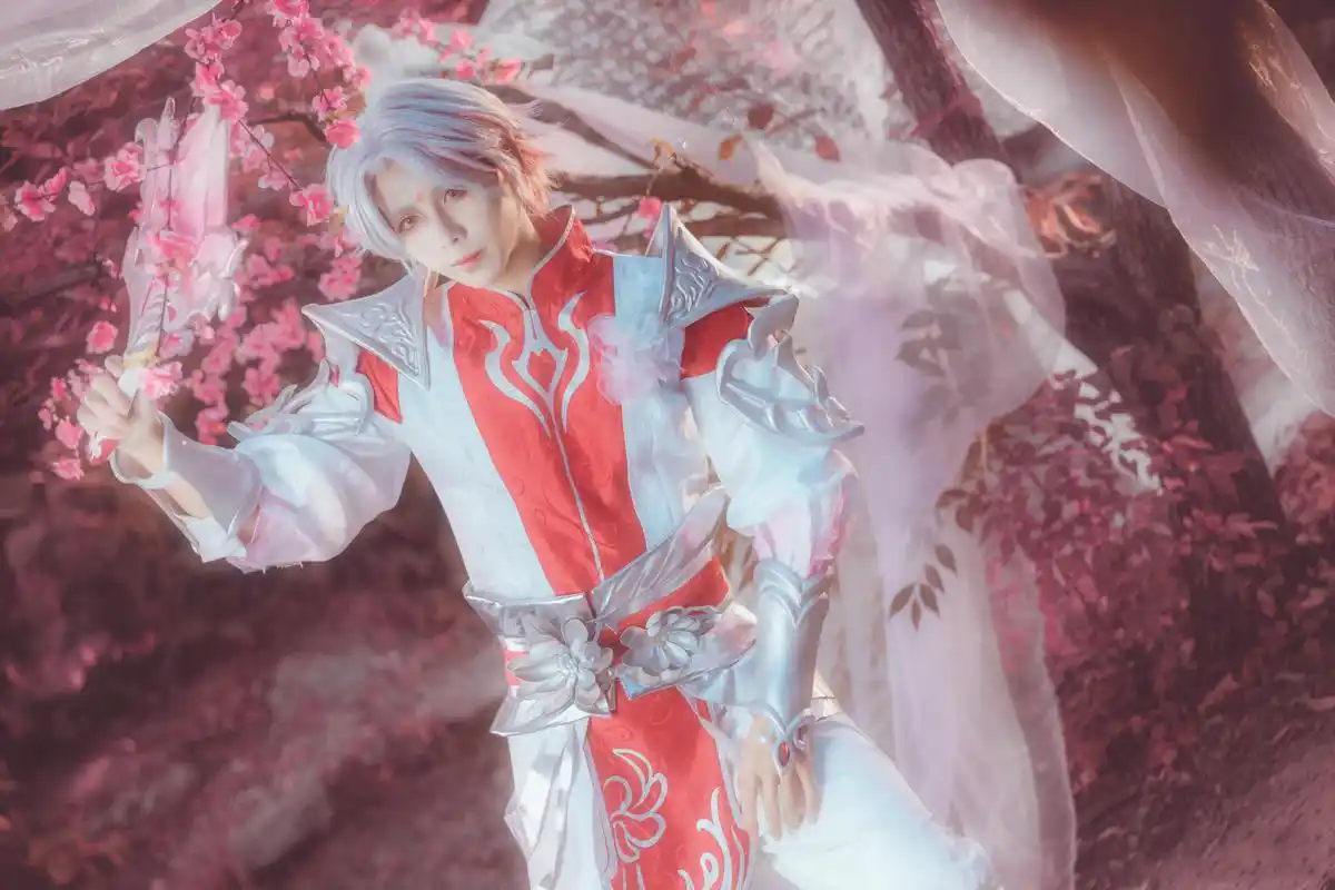 王者荣耀:诸葛亮武陵仙君cos,满屏桃花,小哥哥这颜值过分了!