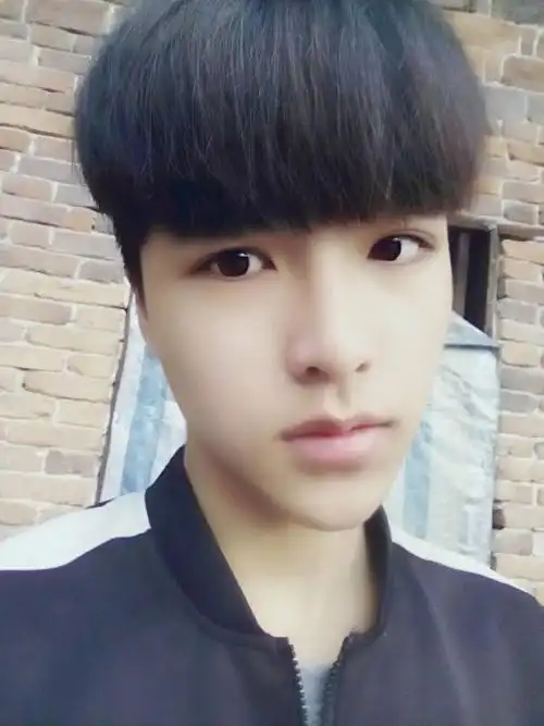 请问下面这张男生照片长得怎么样.