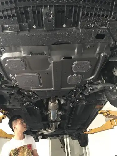 昨天提车回来现在献上雷凌底盘细节