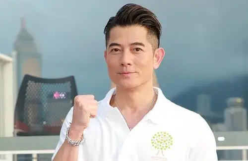 郭富城一家人上慈善演唱会,大女儿首次亮相,口罩也遮不住的颜值