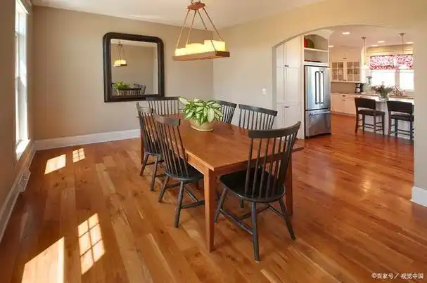 棕色地板配什么颜色墙?