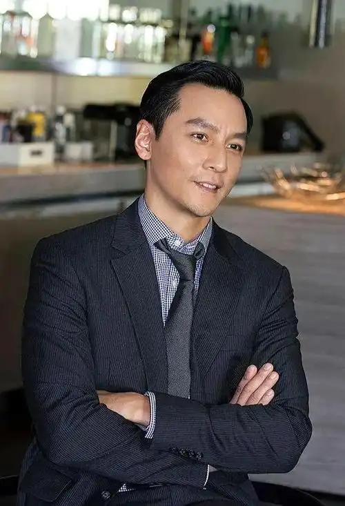 被48岁的吴彦祖帅到了,头发油而不腻,穿衣简约高级,变老也高级