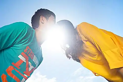 亲吻幸福甜蜜的情侣幸福甜蜜的情侣亲亲表情千年之吻特写,美女,飞吻