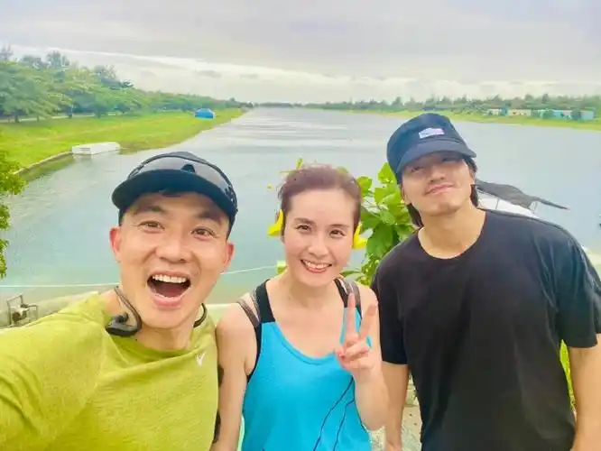 刘畊宏夫妇与言承旭合照