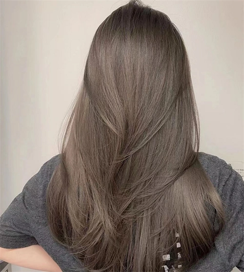 一款长发发型推荐,告别单一的单色染发,直发染也很好看的颜色.