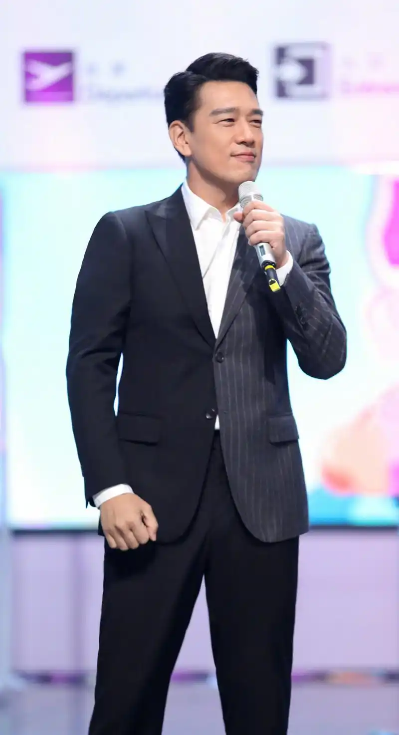 王耀庆喝香槟太费杯子了,这位"舅舅"是来搞笑的吗