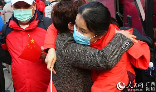 离别的拥抱.彭远贺摄