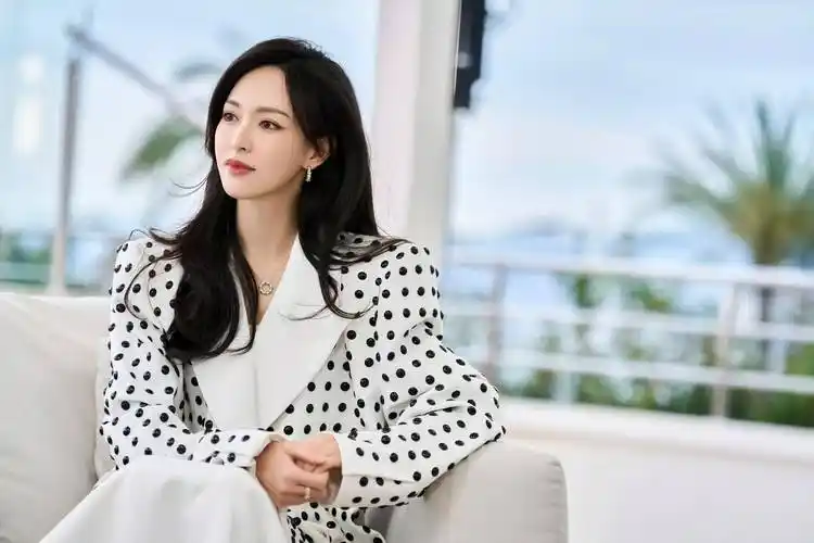 唐嫣白色西装端庄大气,黑色礼服霸气外露,风格大不同