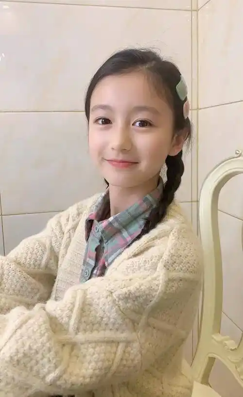 双马尾,马卡龙色发卡都代表着一个11岁女孩的天真可爱