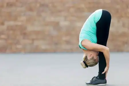 前屈站立前屈体式照片