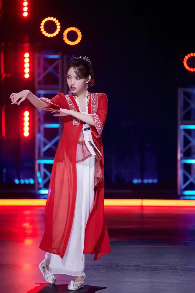 程潇一身红色古装造型