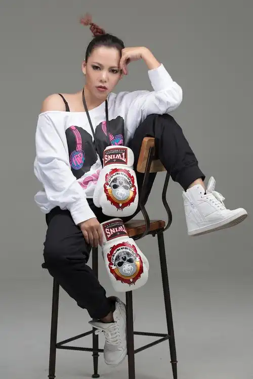 组图:张惠春拳击造型曝光 工作再忙不要忘健身