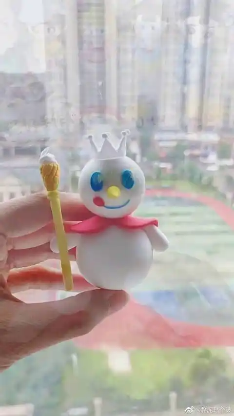 黏土# 蜜雪冰城雪王粘土教程 来自黏泥玛个波 - 微博