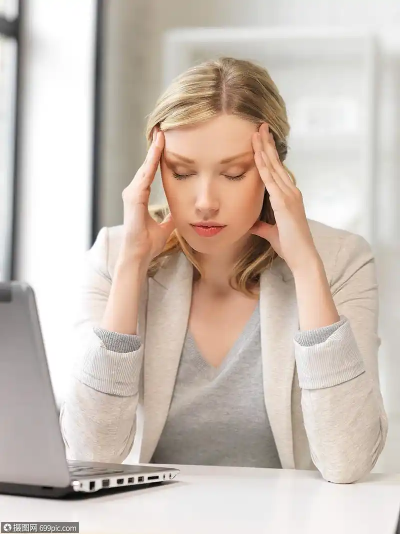 带笔记本电脑的疲惫女人的照片疲倦的气馁的