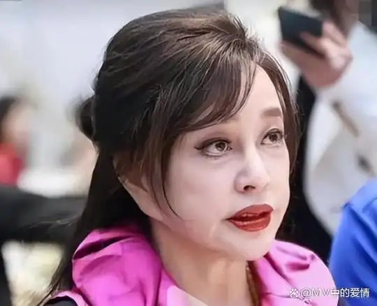 74岁刘晓庆近照曝光,现场镜头下脸垮嘴歪,被嘲"窝瓜脸鲶鱼嘴"