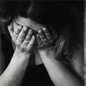 伤感的头像看起来悲伤难受想哭一个人伤心流泪的图片