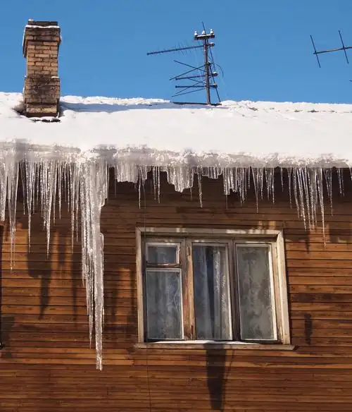 寒冷冬天屋檐冰锥冰柱