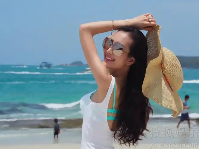 王鸥海滩清凉写真曝光 极简装扮尽显傲人身材(图)