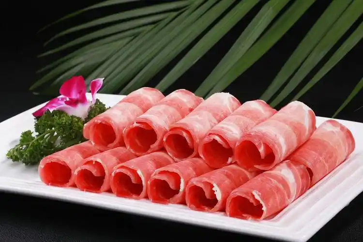 【肥牛卷】上好的伊赛尔牛肉,纹路清晰,鲜红和润白交错绝对是美味