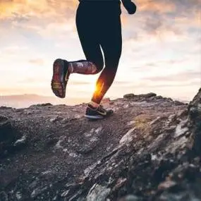 qq头像跑步时的男生