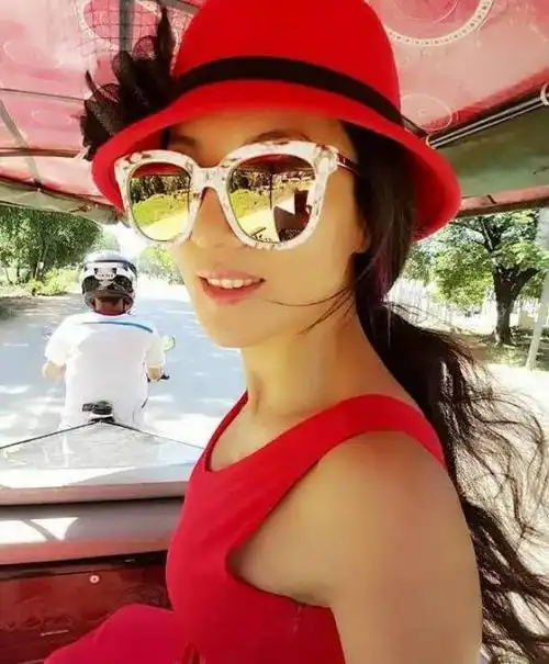 刘叶琳在网上晒美照.