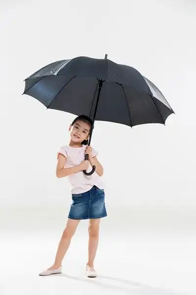 可爱的小女孩打着雨伞