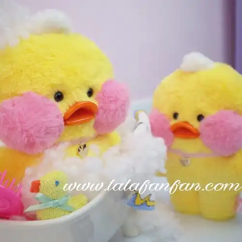 这只打了3d立体腮红,头上带了小帽子,香肠嘴,绿豆眼超可爱的小黄鸭叫