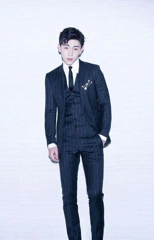 185邓伦才是真正的腿精,抓拍他走路像踩高跷