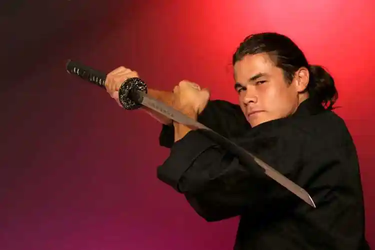 红背景中日本人持刀