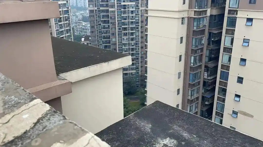 男童18层楼顶间来回跳跃已加装防护网