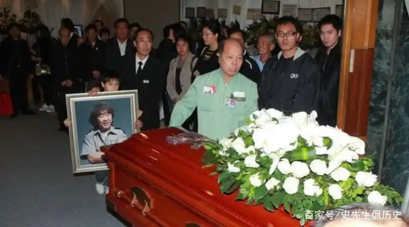 实拍林正英"徒弟"许冠英葬礼,钱小豪红了眼眶