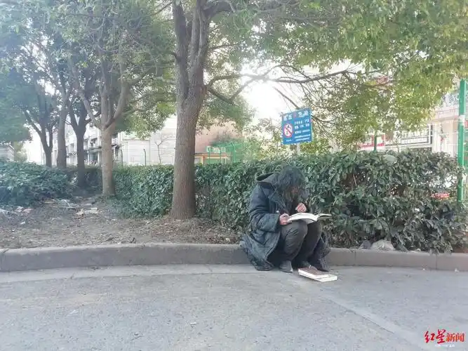 上海博学流浪汉沈先生走红不能改变我的命运