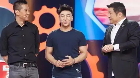 34岁释小龙晒照!穿百元衣手拿雪茄肌肉有型,下巴尖削撞脸汤镇业