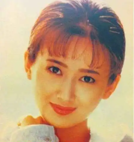 成名作品就是《暗香》,他的妻子朱娜曾经也是一名演员,因出演影视剧