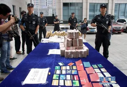 衡阳特警在特大贩毒现场缴获的毒品和毒资展示台前护卫.图片:cfp