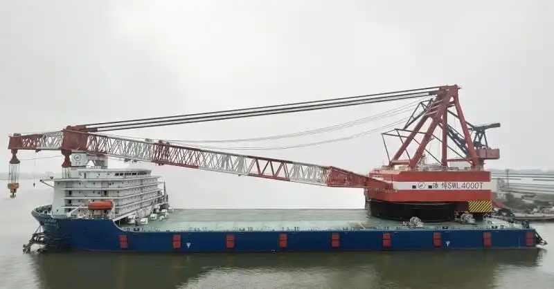 苏美达船舶公司建造的4000吨全回转起重船dy4082成功交付