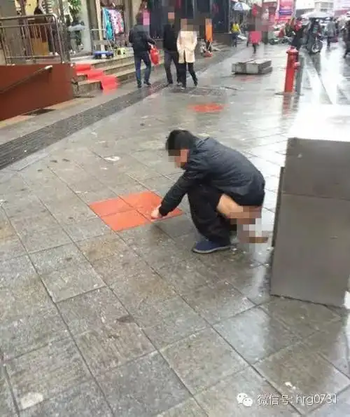 【红人大事件】震惊!芦淞市场附近一男子当街拉shi!